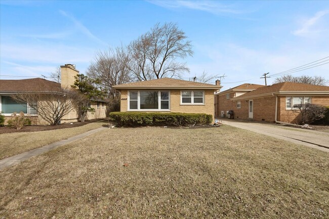 Photo - 4538 Dempster St House