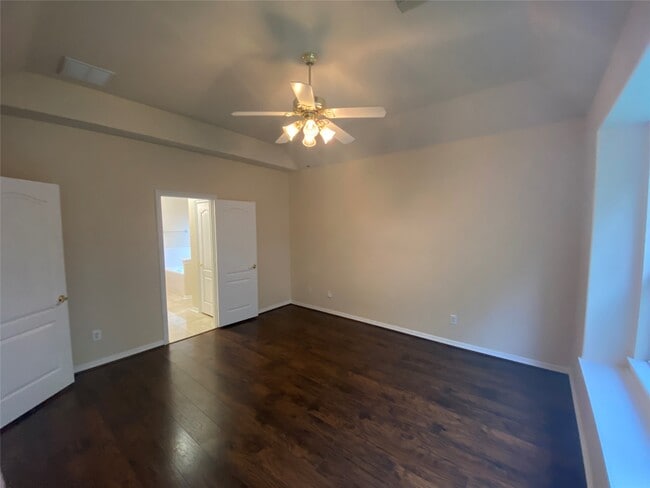 Building Photo - 9210 Hidden Lake E Dr