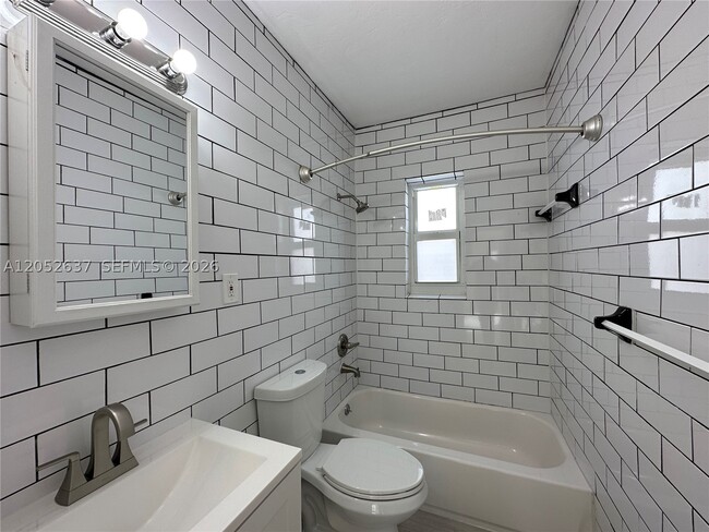 Building Photo - 955 Bay Dr E Unit 7