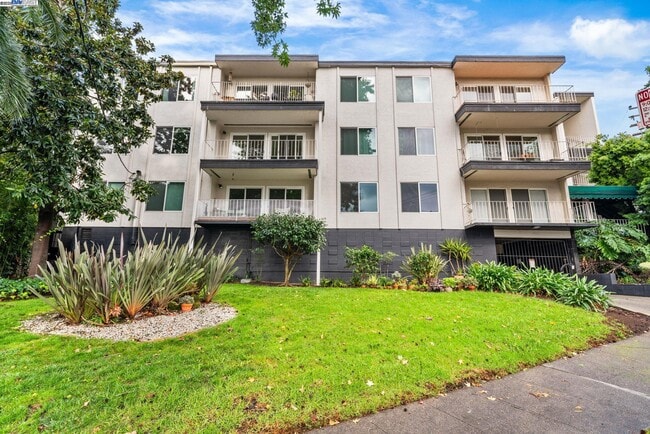 Building Photo - 695 Mariposa Ave