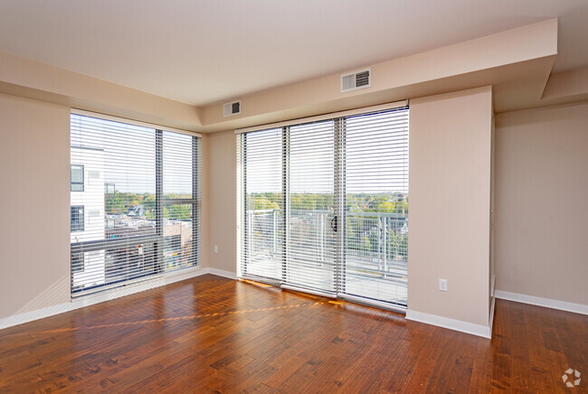 2BR, 1BA - 876SF