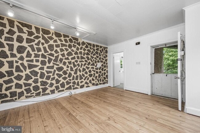 Building Photo - 23 E 2nd St Rental