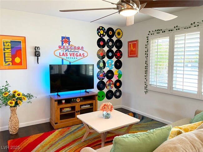 Photo - 1932 Hassett Ave