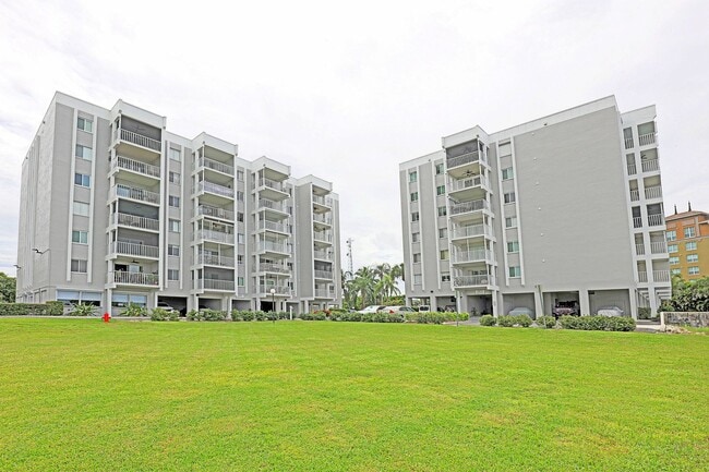 Building Photo - Palm Beach Landings  2885-502A Unit Palm Beach Landings 2885-502A