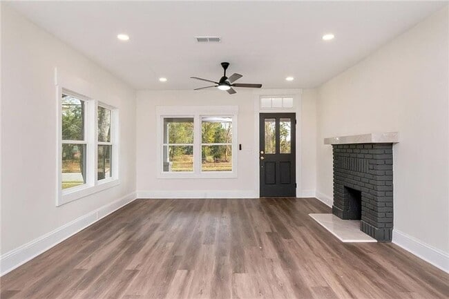 Photo - 704 Marine St