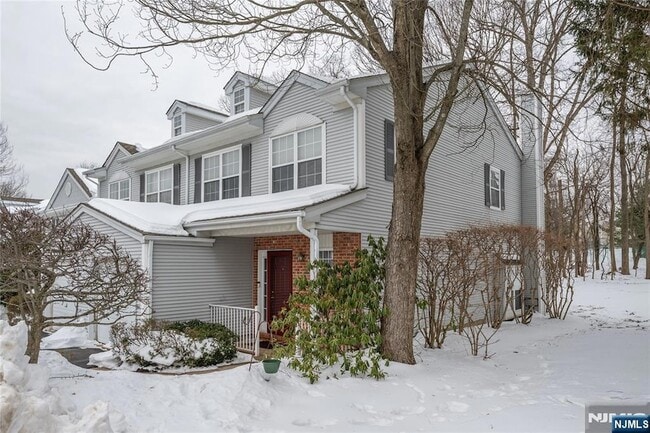 Building Photo - 63 Hickory Way Unit 5606