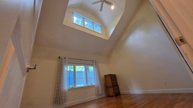 Photo - 910 W Roxbury Pkwy