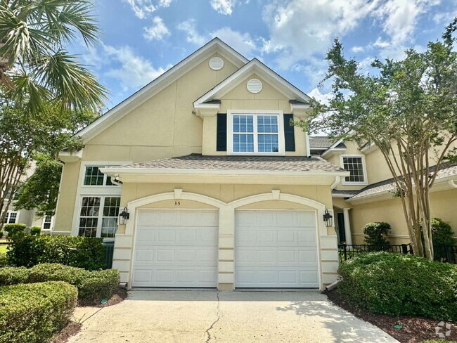 Building Photo - Three Bedroom Carriage House in Hampton Hall!