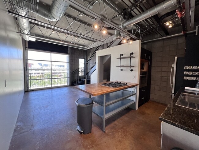 Building Photo - 360 W 300 S