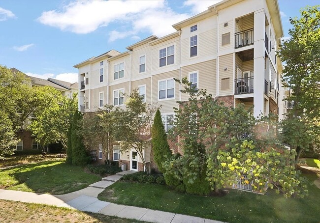 Building Photo - 3820 Lightfoot St Unit 214