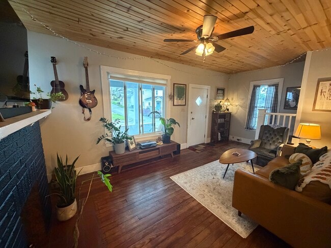 Photo - 148 E Elm St