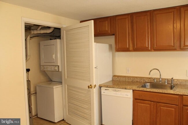 Photo - 1769 Village Green Dr