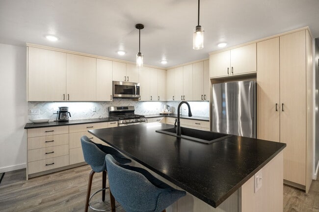 Photo - 420 N 6th Ave