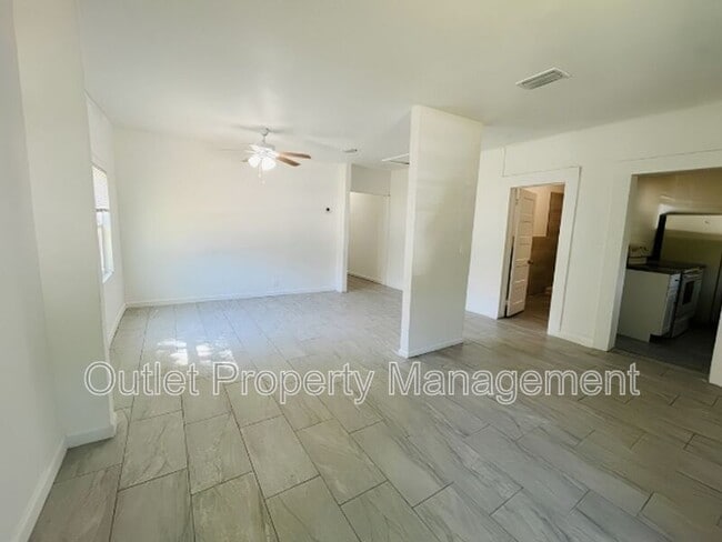 Photo - 918 E 10th St Unit 918B