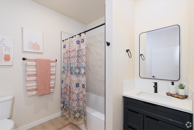 2BR, 2BA - 905SF - Bathroom