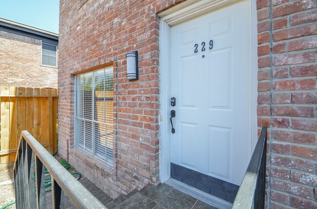 Building Photo - 830 Threadneedle St Unit 229 Rental