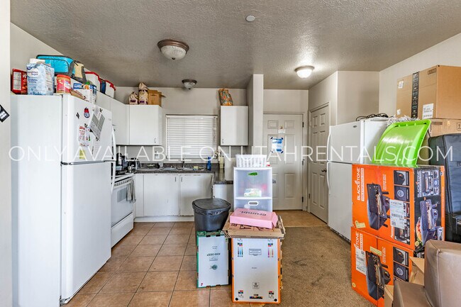 Photo - 838 E 700 N