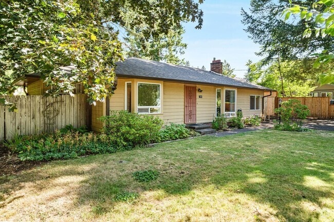 Building Photo - Charming, retro 2-bdrm/2-bath ranch w/ lar... Rental