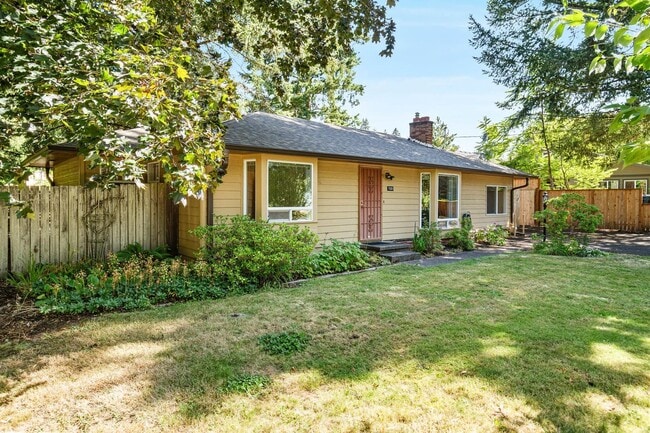Building Photo - Charming, retro 2-bdrm/2-bath ranch in tra... Rental