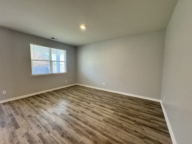 Photo - 104 River Winding Rd