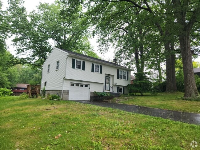 Building Photo - Beautiful 3-bedroom, 1.5-bathroom split-le... Rental