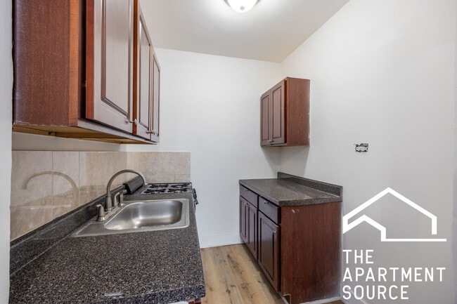 Building Photo - 6930 N Greenview Ave Unit 403