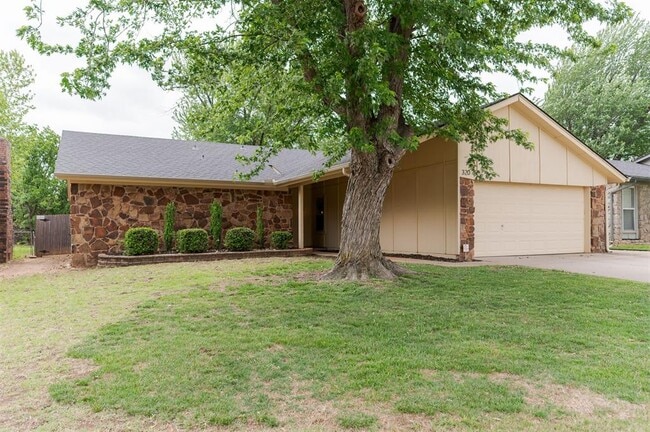 Building Photo - 320 Elwood Dr