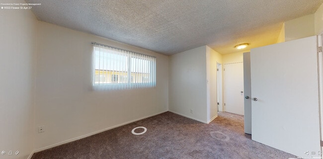 Photo - 9553 Flower St