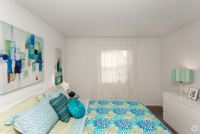 2BR, 1BA - 856 SF