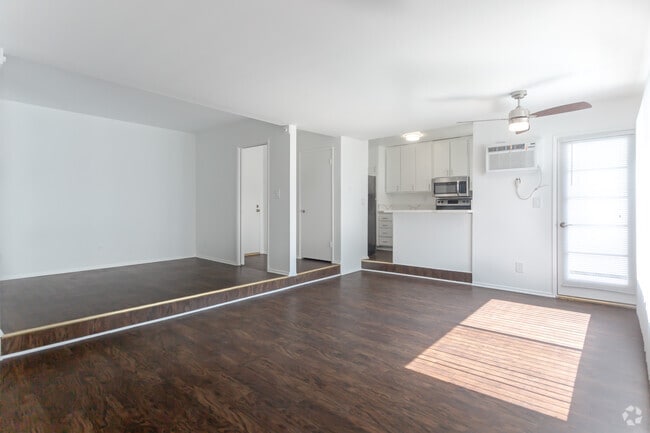 0BR,1BA 600SF Living Room
