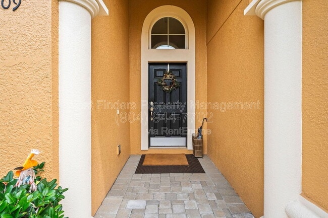 Photo - 409 Los Caminos Street