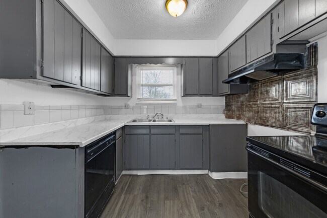 Photo - 2573 Woodsedge Rd