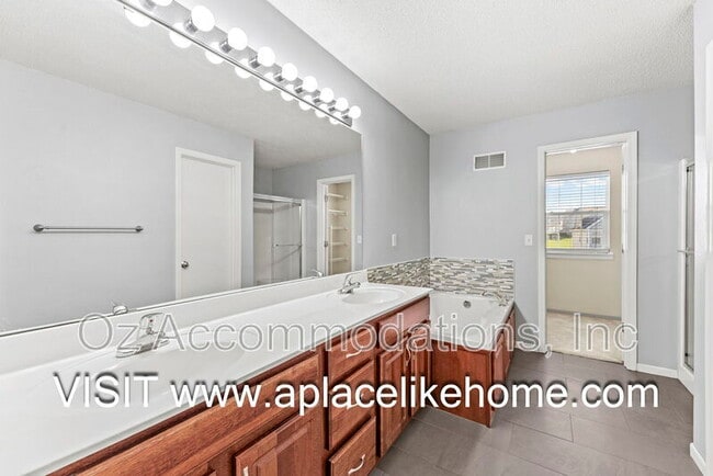 Building Photo - 2216 SW Rambling Vine Rd