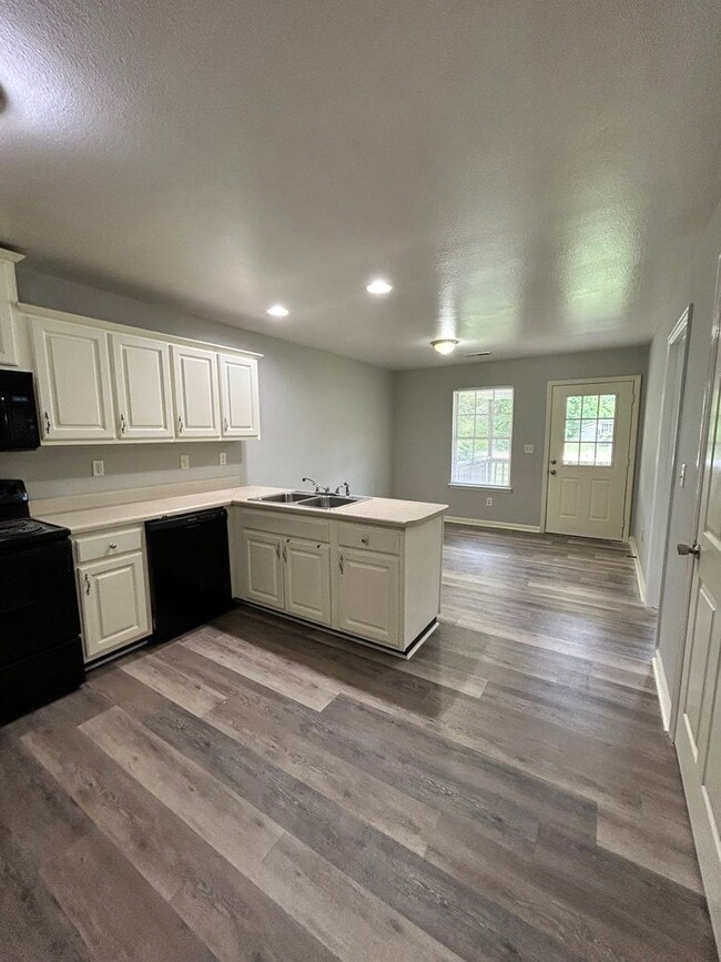 Photo - Charming 2 Bed, 1 Bath, 1 Car Garage, Covered Patio in Private Neighborhood!