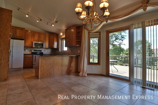 Photo - Stunning 5 Bedroom 3 Bath Home in South Ea...