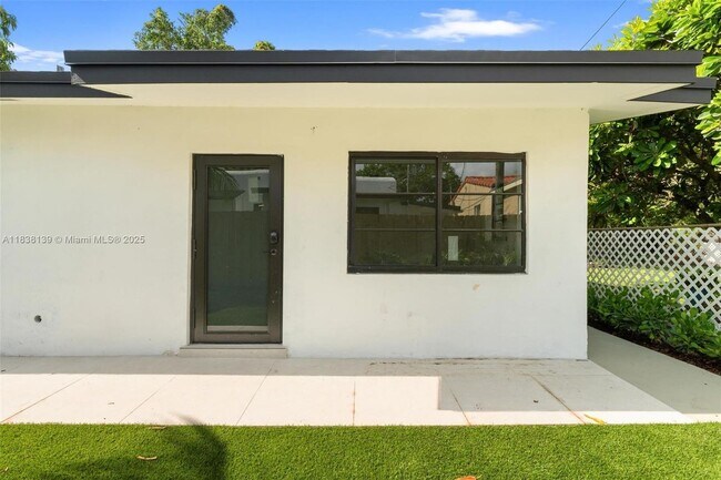 Building Photo - 2442 SW 3rd St Unit 3-3 Rental