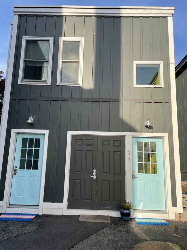 Front of the building - 33 Atlantic St Unit 3