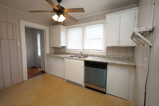 Photo - 105 1/2 West Jane Street