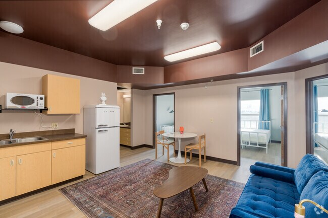 4BR, 1BA - 859SF - Kitchen - Brewster Hall