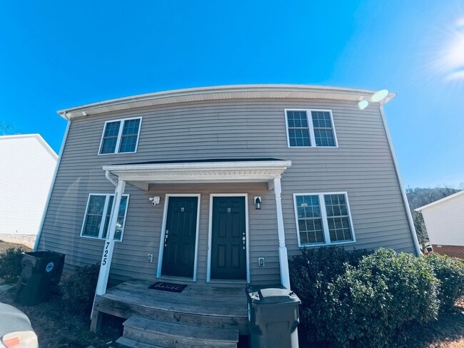 Building Photo - New Duplex Townhouse in Bedford