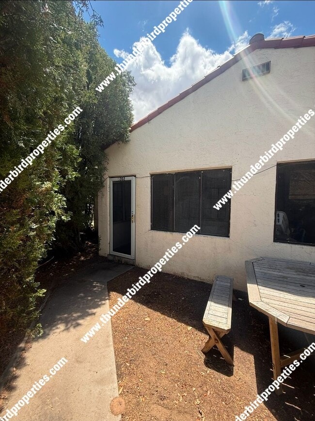 Building Photo - 1 bedroom, 1 bath near highway, parks, and easy access to downtown!