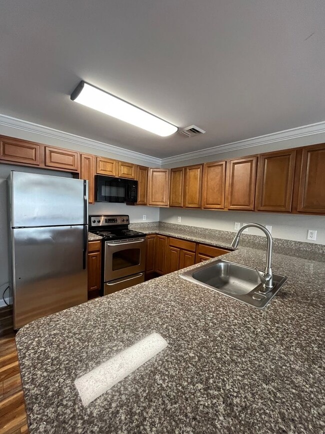 Building Photo - 3-bedroom, 2-bath Condo near ETSU, $1900 p... Unit 207