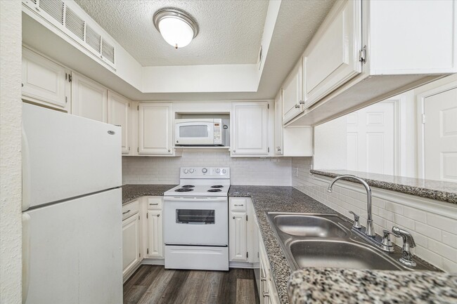 Building Photo - 10855 Meadowglen Ln Unit 1030 Rental