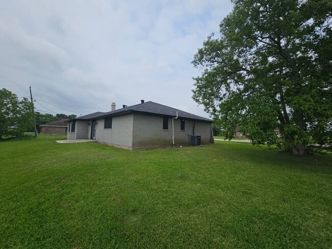 Building Photo - 5840 Oleander St