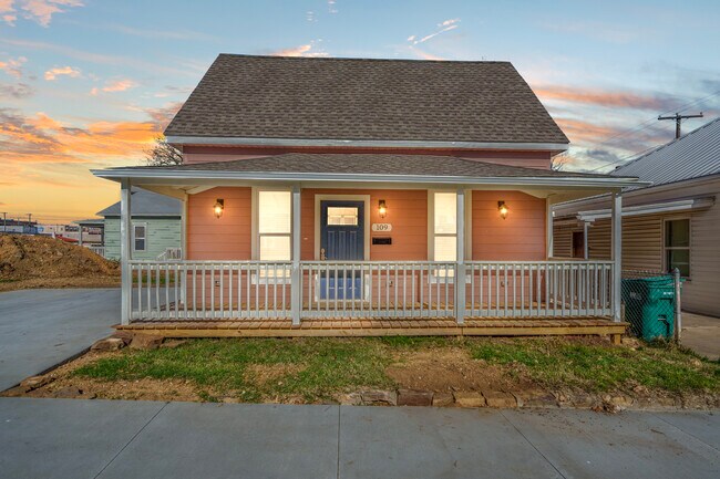 Front of House - 109 E Thompson Ave Casa