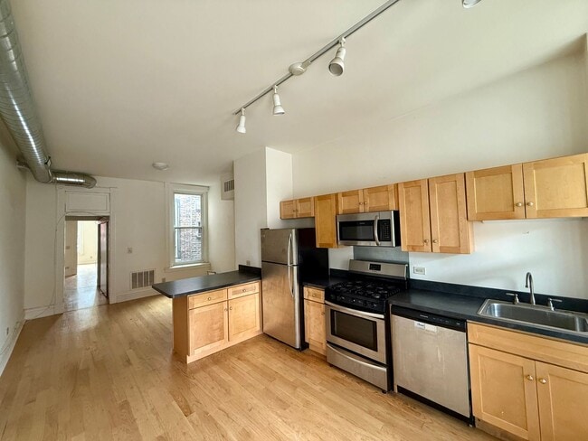 Building Photo - 900-902 W.19th Street Unit 902 1 floor