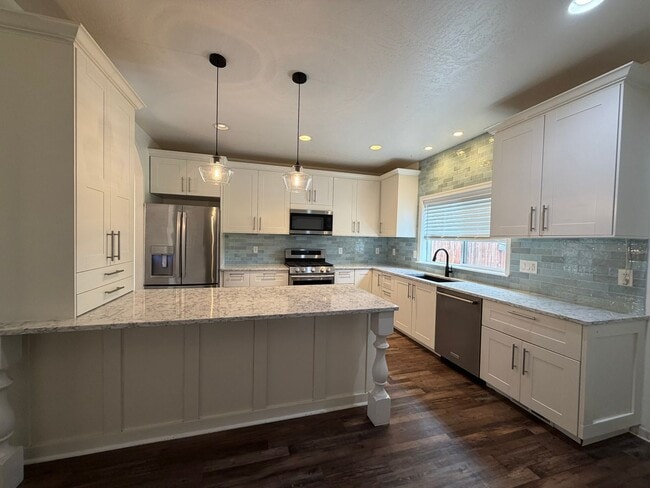 Photo - 5 Bedroom, 2.5 Bedroom Home - Located in the South Suburbs!