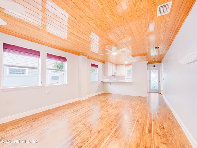 Photo - 6472 Putnam St