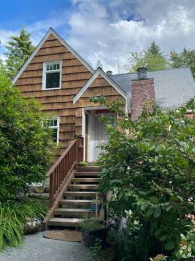 Building Photo - 4 Bedroom Upstairs Unit in a Country Setting Rental
