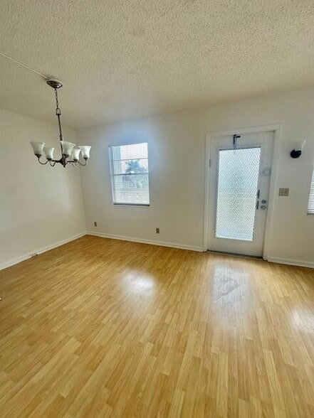 3063 Ainslie Dr